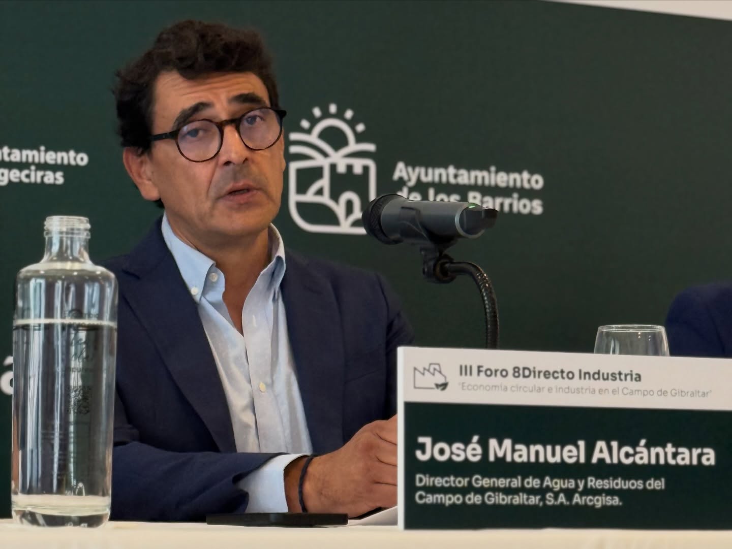 José Manuel Alcántara, director de Arcgisa, en el Foro 8Directo Industria. Titular: Arcgisa busca alternativas al retraso de la depuradora San Roque-Los Barrios, que no estará antes de 2029. 