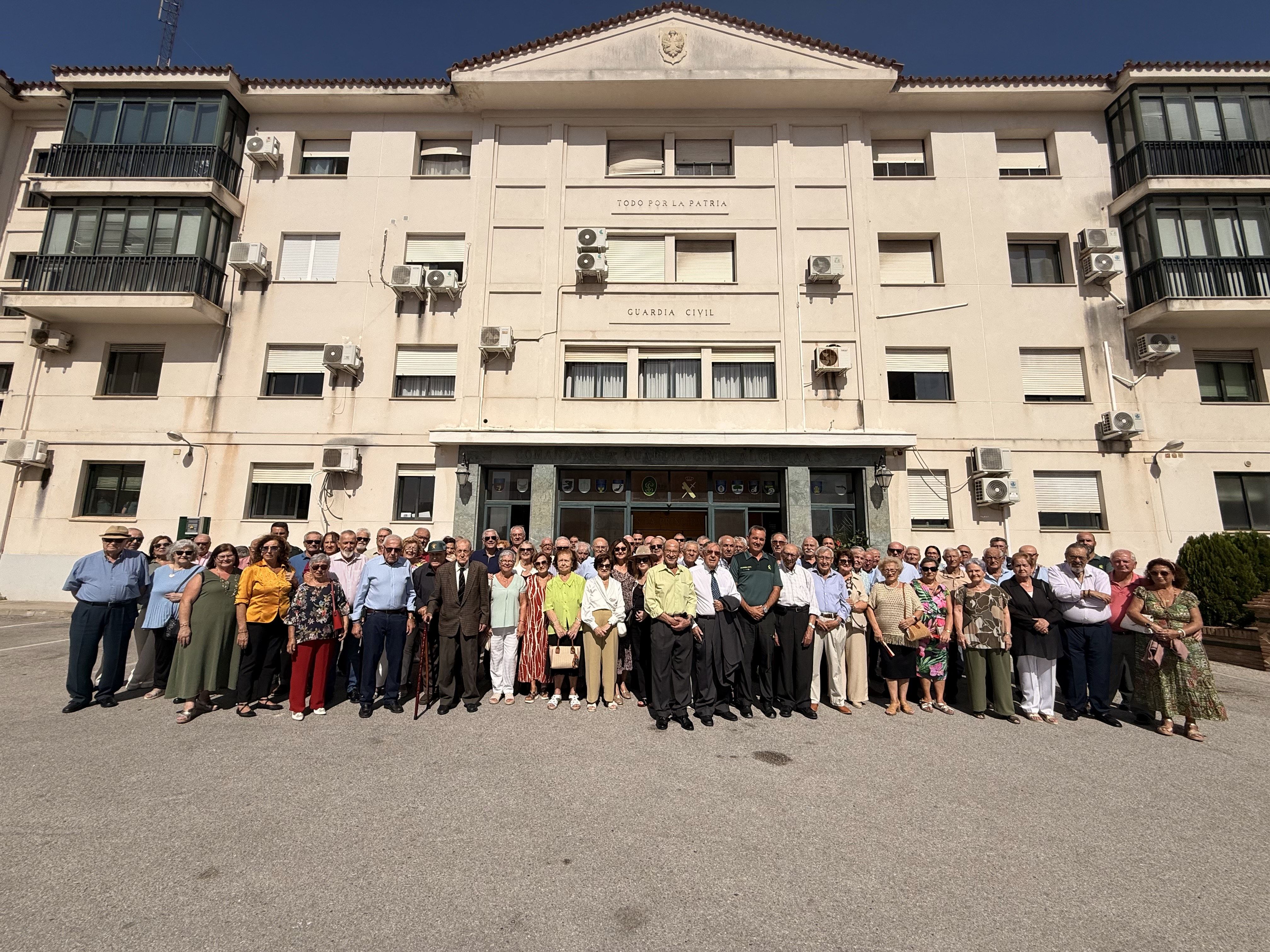El agente de 93 años José España Román, homenajeado por la Guardia Civil junto a otros veteranos