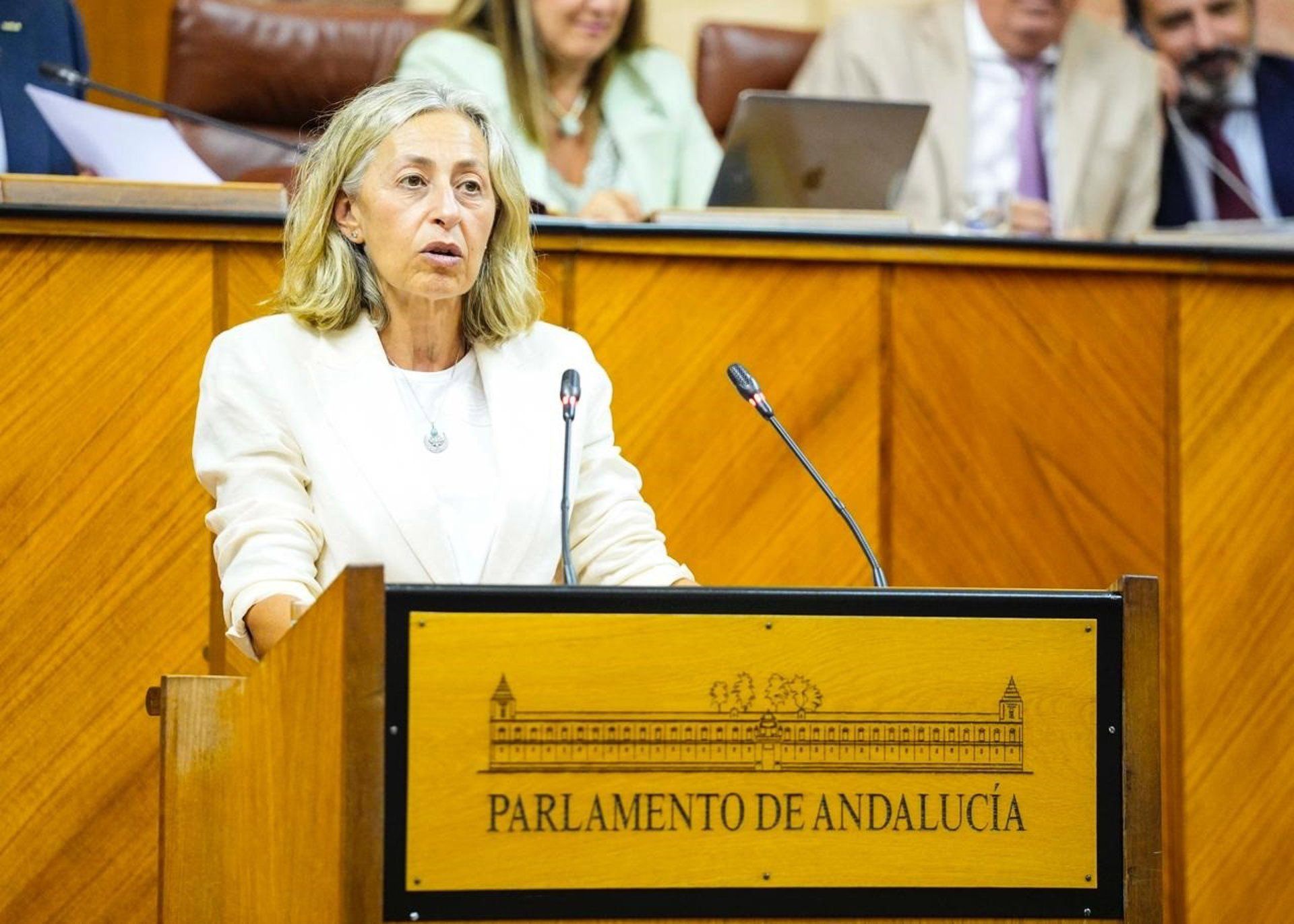 La consejera de Salud dimite por la crisis de los cribados de cáncer de mama