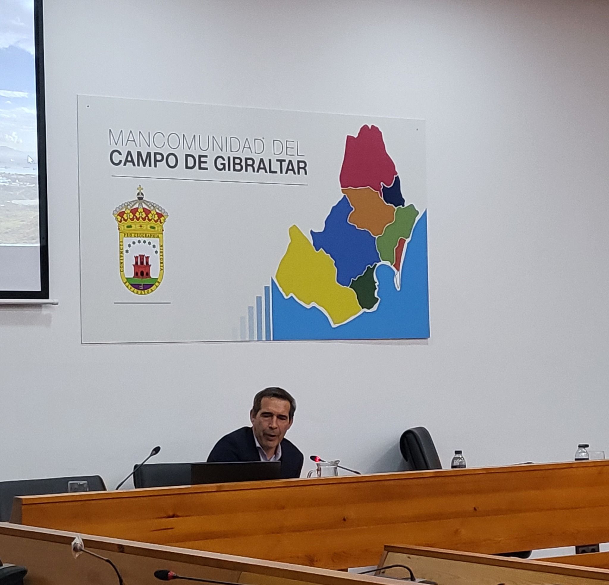 El vicepresidente de la Mancomunidad de Municipios del Campo de Gibraltar y consejero delegado de Arcgisa, Manuel Abellán. Titular: Abellán destaca la importancia de la labor policial en la aplicación de la normativa sobre residuos. 