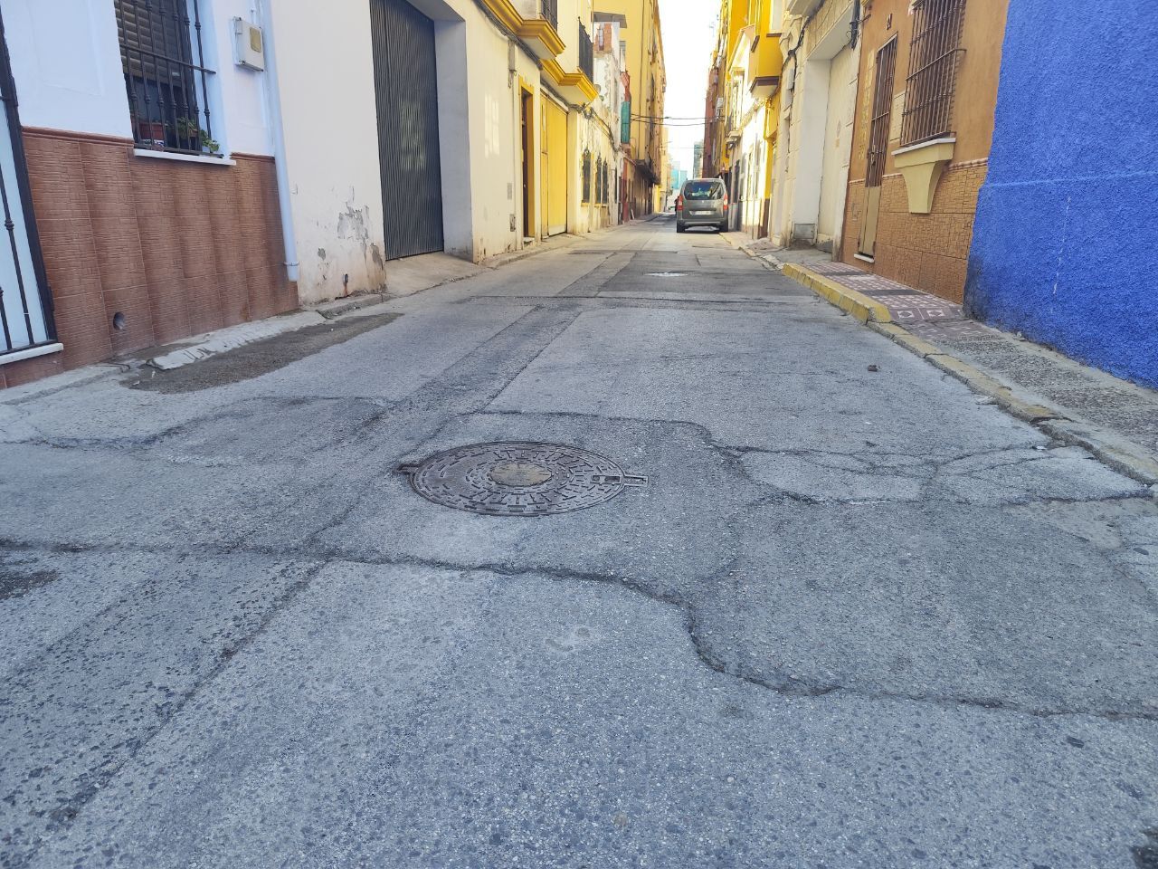 Calle Balmes. Imagen de FLAVI. Vecinos del barrio San Pedro lamentan que sus calles no estén en el plan de asfaltado de La Línea