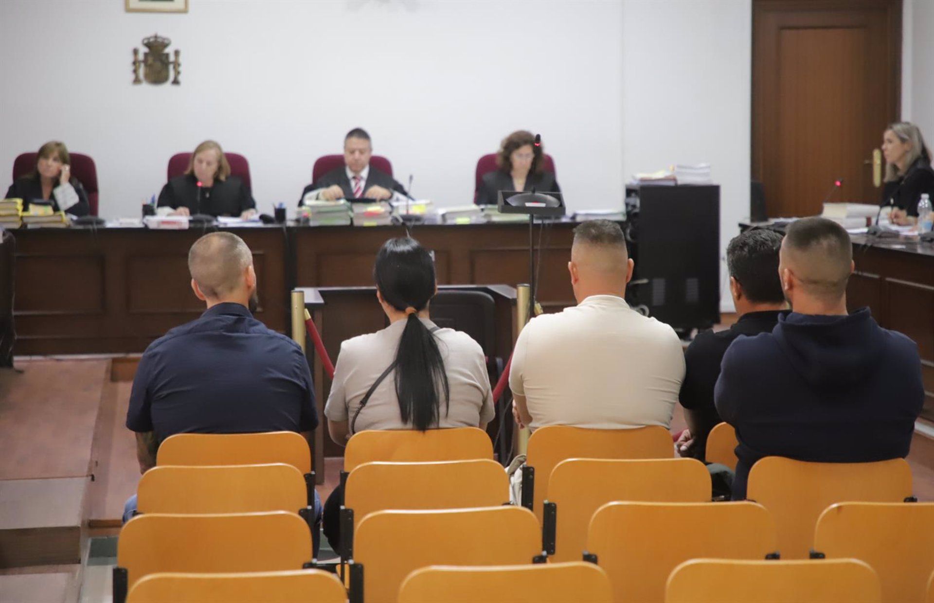 Los acusados por el hundimiento del pesquero Rúa Mar durante el juicio. - Nono Rico (Europa Press)