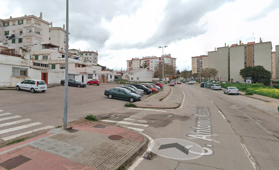 Emalgesa repara la avería en un hidrante de la calle Antonio Machado en Algeciras