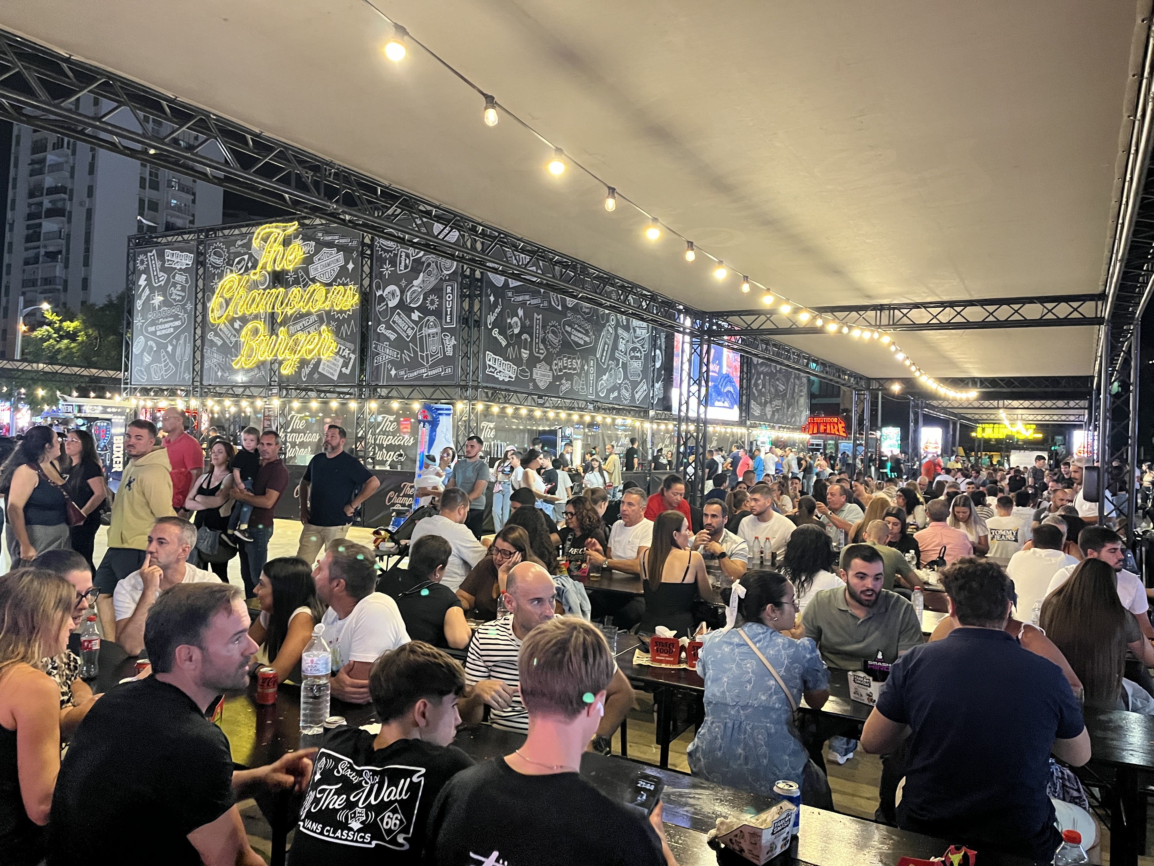 Imagen de B. J./8Directo. Más de 85.000 personas disfrutan de 'The Champions Burger' en Algeciras