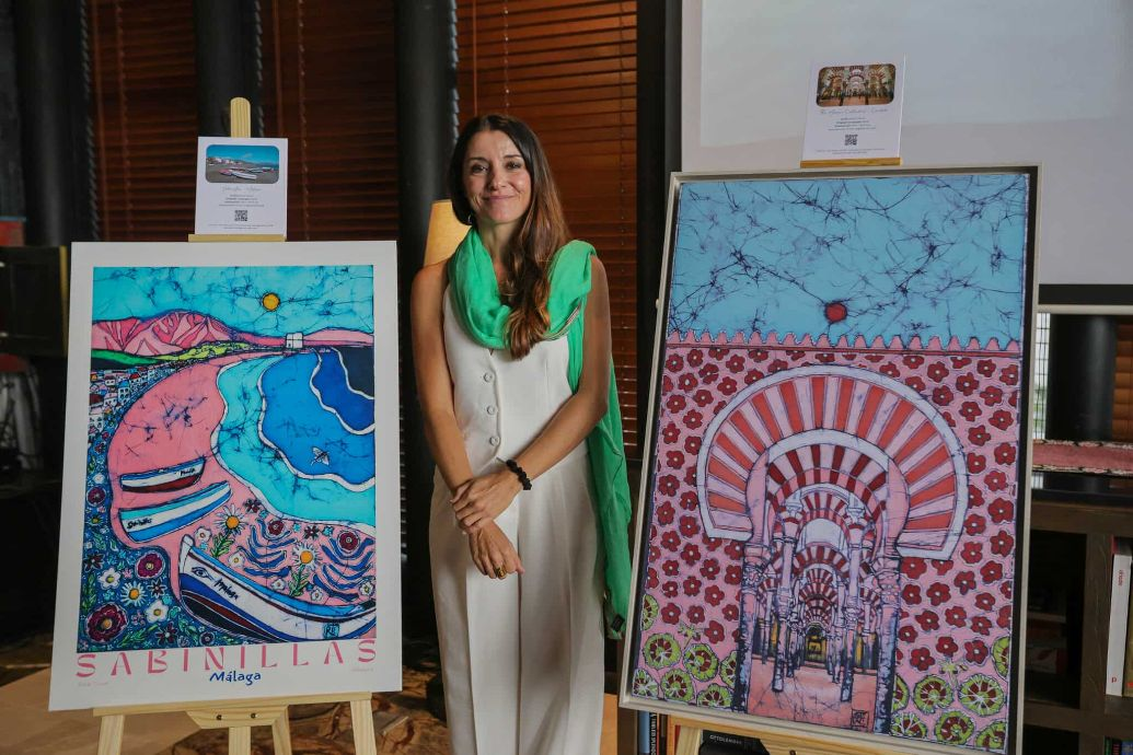  La artista linense Rocío Tovar con su exposición 'Andalucía florece en arte batik'.