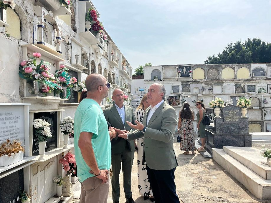  Imagen de archivo de una visita de los responsables municipales al cementerio antiguo