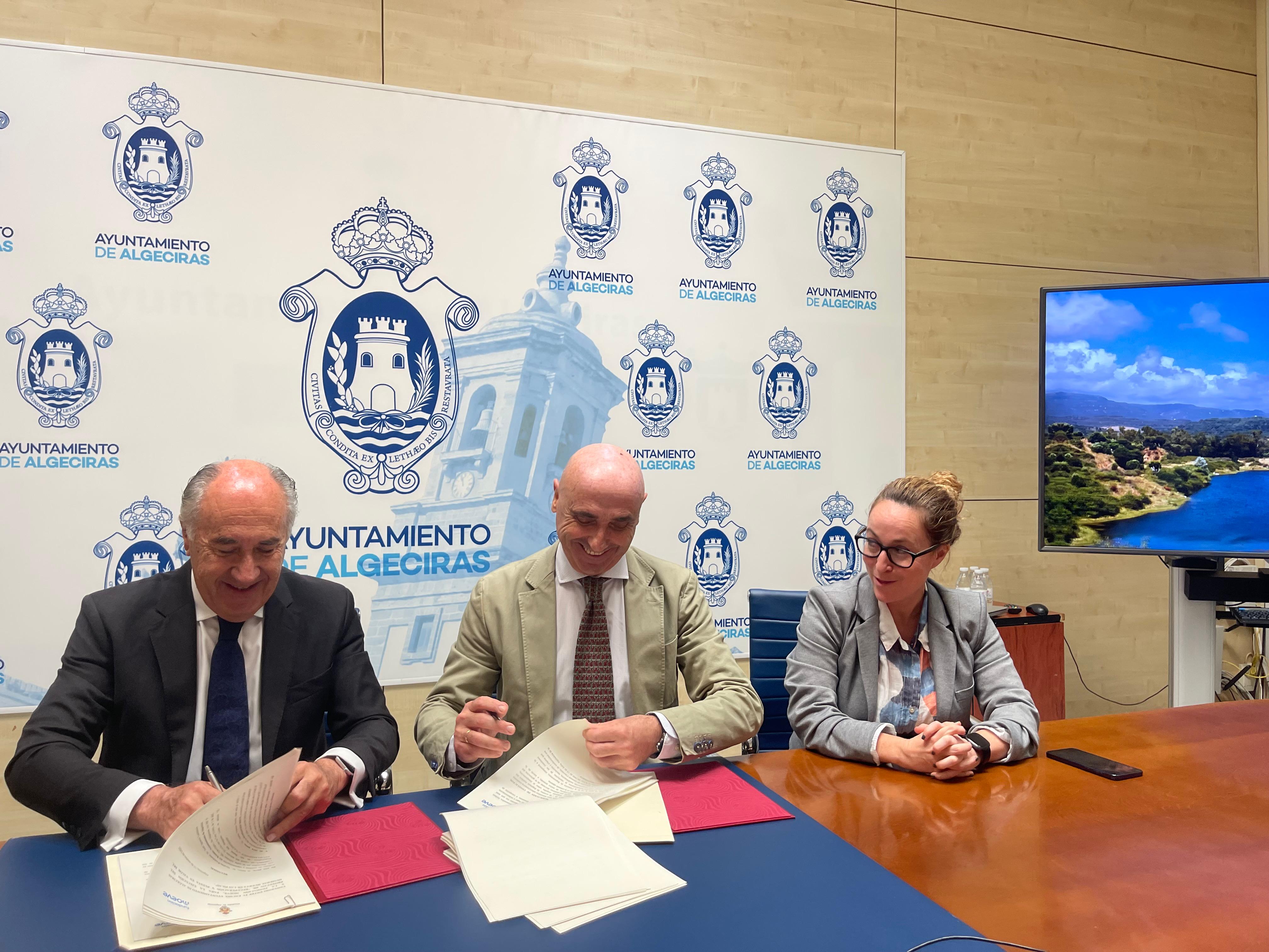 Moeve destina 25.000 euros a la protección del humedal de la Huerta de las Pilas. Foto de la firma del convenio con el Ayuntamiento de Algeciras. Moeve destina 25.000 euros a la protección del humedal de la Huerta de las Pilas. Foto de la firma del convenio con el Ayuntamiento de Algeciras.