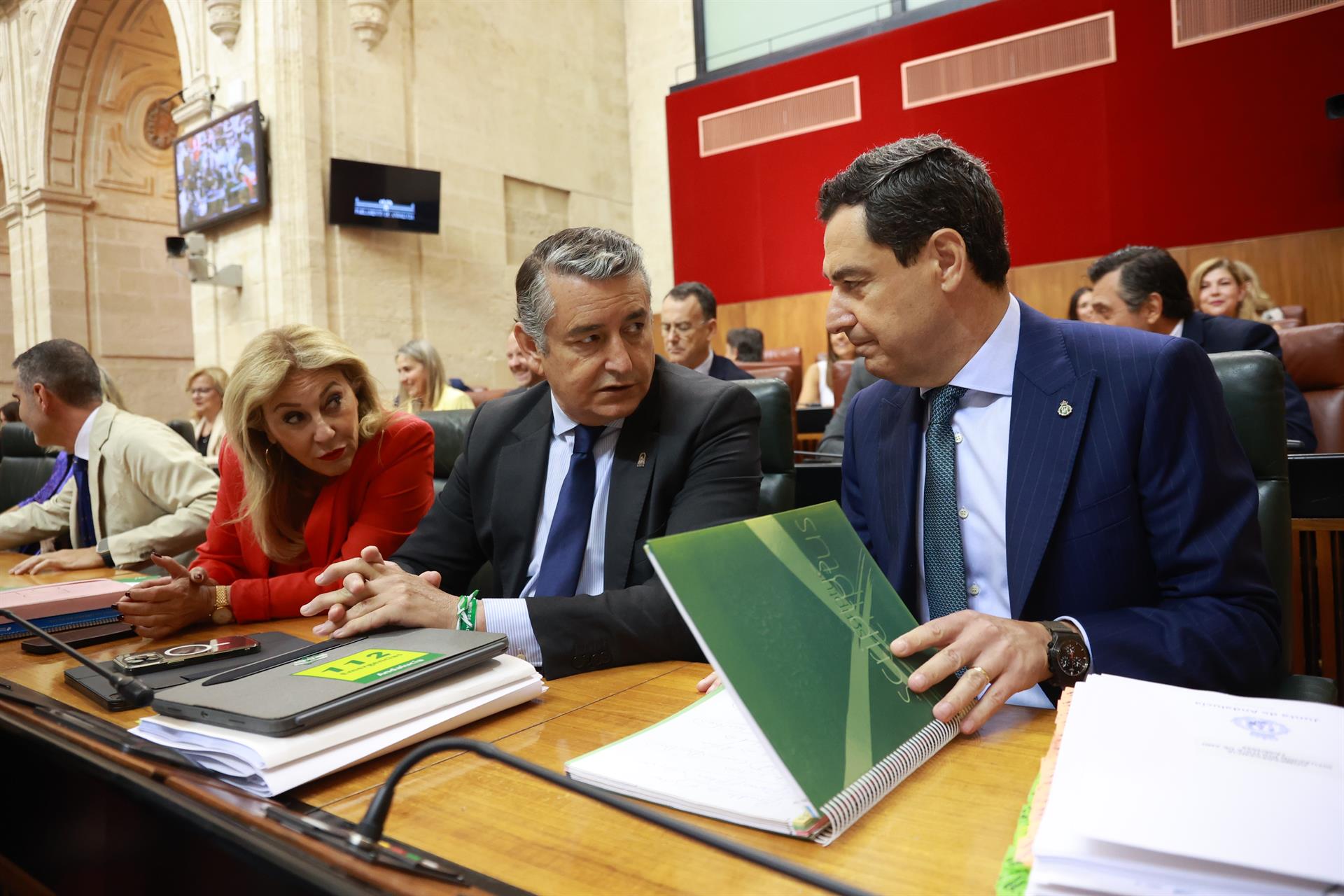 El presidente de la Junta, Juanma Moreno (d), junto al consejero de la Presidencia, Interior, Diálogo Social y Simplificación Administrativa, Antonio Sanz, y la consejera de Economía y portavoz del Gobierno andaluz, Carolina España. Europa Press.