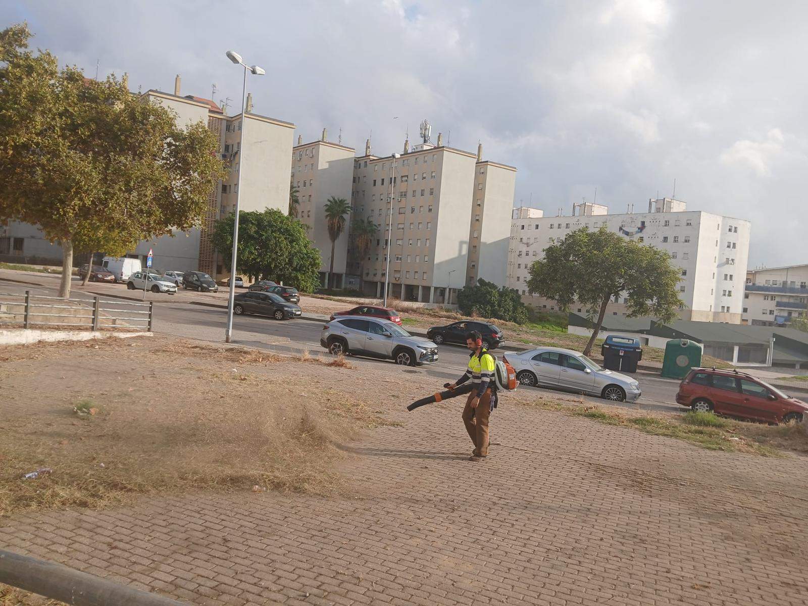 Labores de limpieza y desbroce en la calle Antonio Machado. En Algeciras, 15 de octubre de 2025. Archivo. 