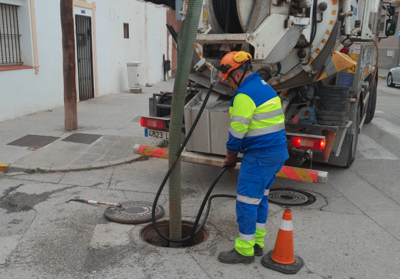 Un operario de Aqualia limpiando una alcantarilla en La Línea. La Línea refuerza la limpieza de imbornales para prevenir incidencias ante las lluvias de otoño