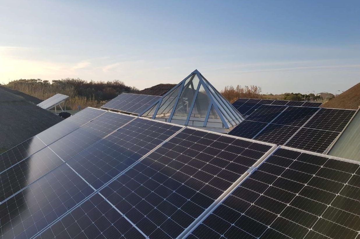 Imagen de archivo de placas solares. El campus de Algeciras acogerá el 20 de octubre talleres sobre comunidades energéticas 