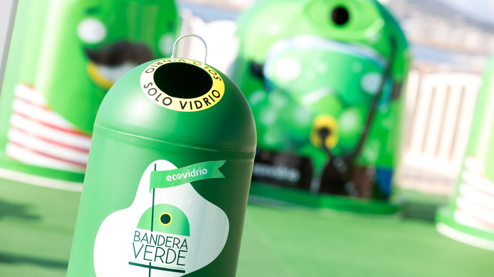 Un contenedor de Ecovidrio. Imagen de archivo. Impulsan el reciclaje de vidrio en la hostelería sanroqueña mediante una nueva campaña de recogida selectiva