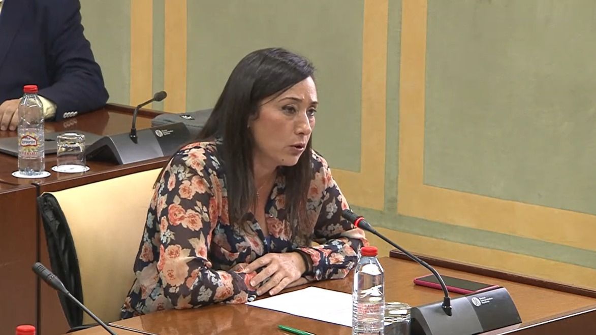 La parlamentaria autonómica por la provincia de Cádiz y secretaria general del PSOE algecireño, Rocío Arrabal, en Comisión de Justicia.  Arrabal reclama a la Junta medidas efectivas para la congestión de los juzgados del Campo de Gibraltar