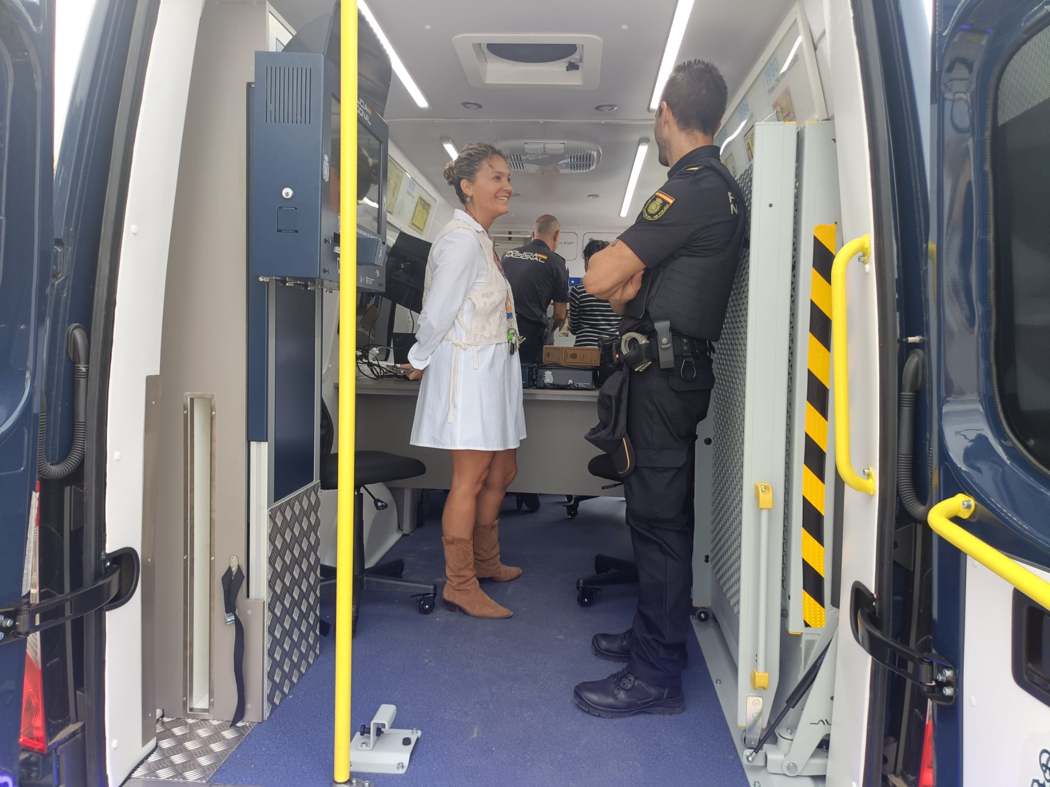 Vecinos de Los Barrios ya tramitan su DNI y pasaporte en un equipo móvil de la Policía Nacional
