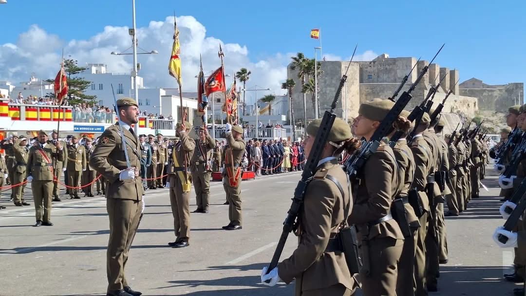 Más de un centenar de personas juran bandera en un emotivo acto civil y militar celebrado en Tarifa