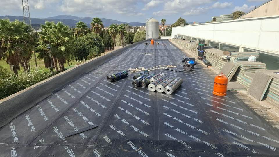 La reapertura de la piscina de Los Barrios, más cerca tras la rehabilitación de su cubierta