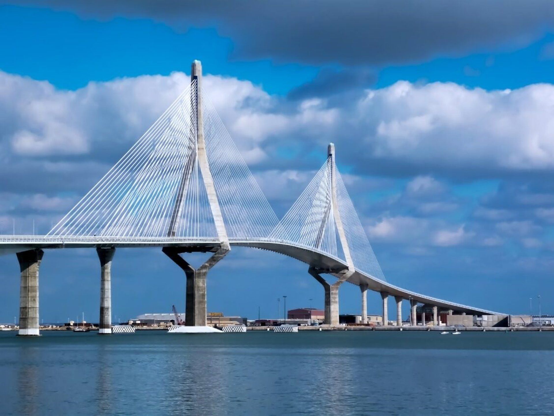 Herido un motorista tras caerse al esquivar un turismo en el Puente de la Constitución
