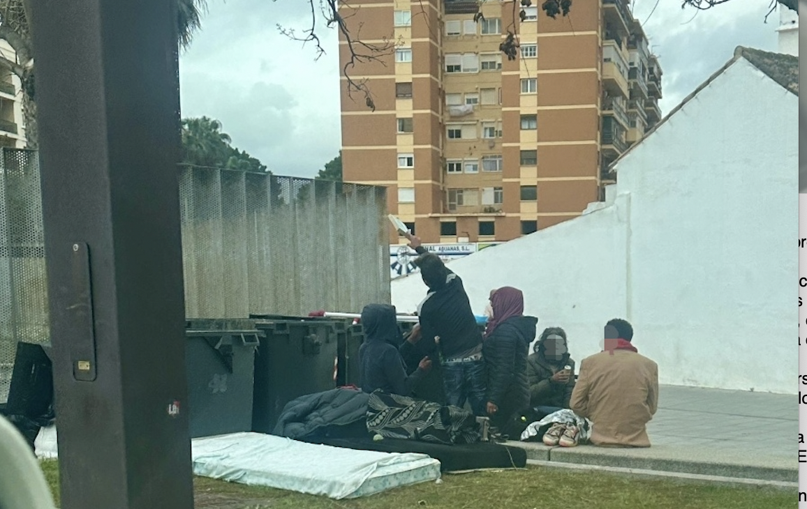 Vecinos del Barrio de la Caridad reclaman soluciones ante el aumento de personas sin hogar en Algeciras. Foto: AAVV La Caridad.