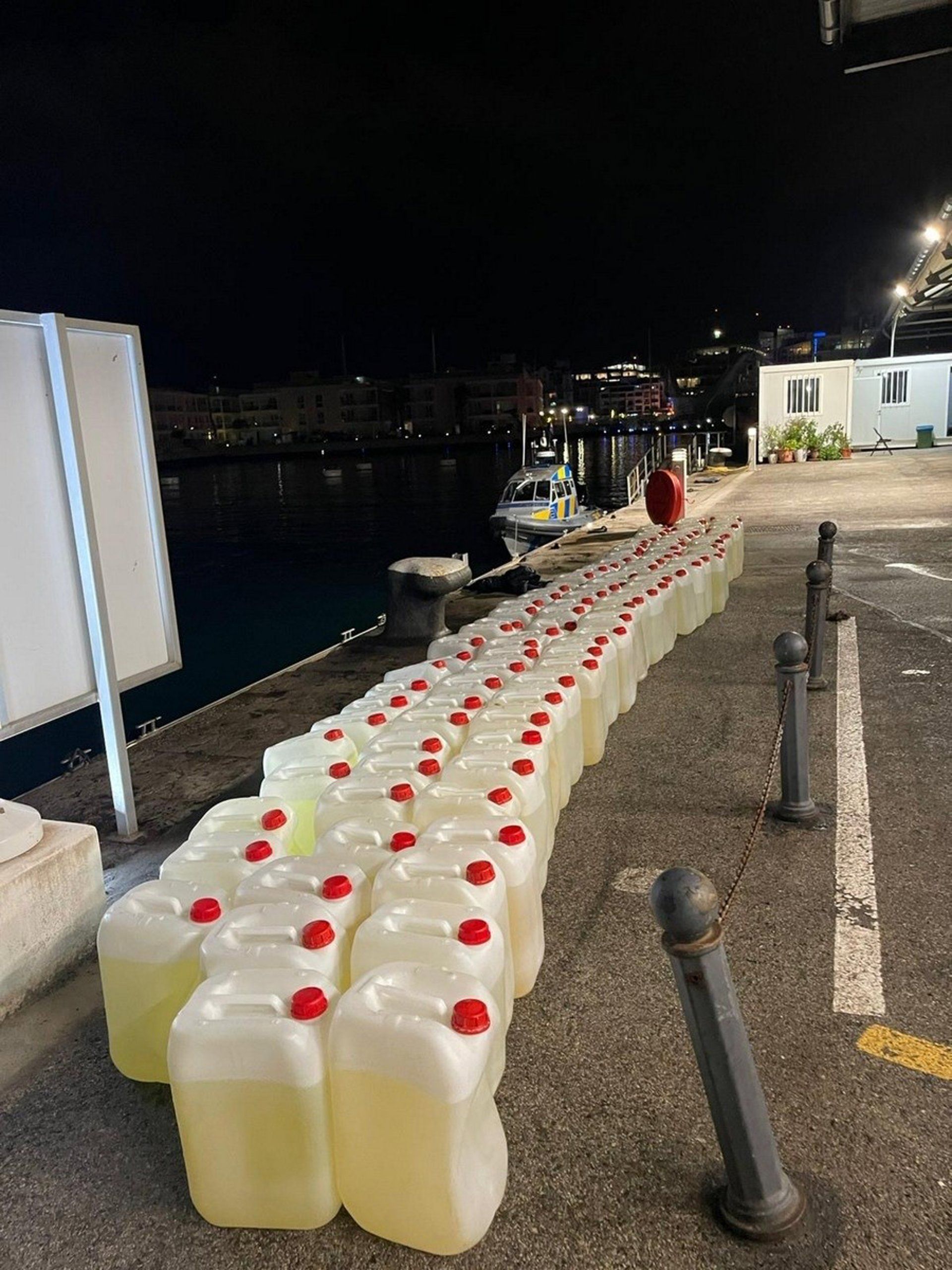 Aduanas de Gibraltar y la Guardia Civil colaboran para recuperar 99 bidones de gasolina tras una persecución por el mar Aduanas de Gibraltar y la Guardia Civil colaboran para recuperar 99 bidones de gasolina tras una persecución por el mar