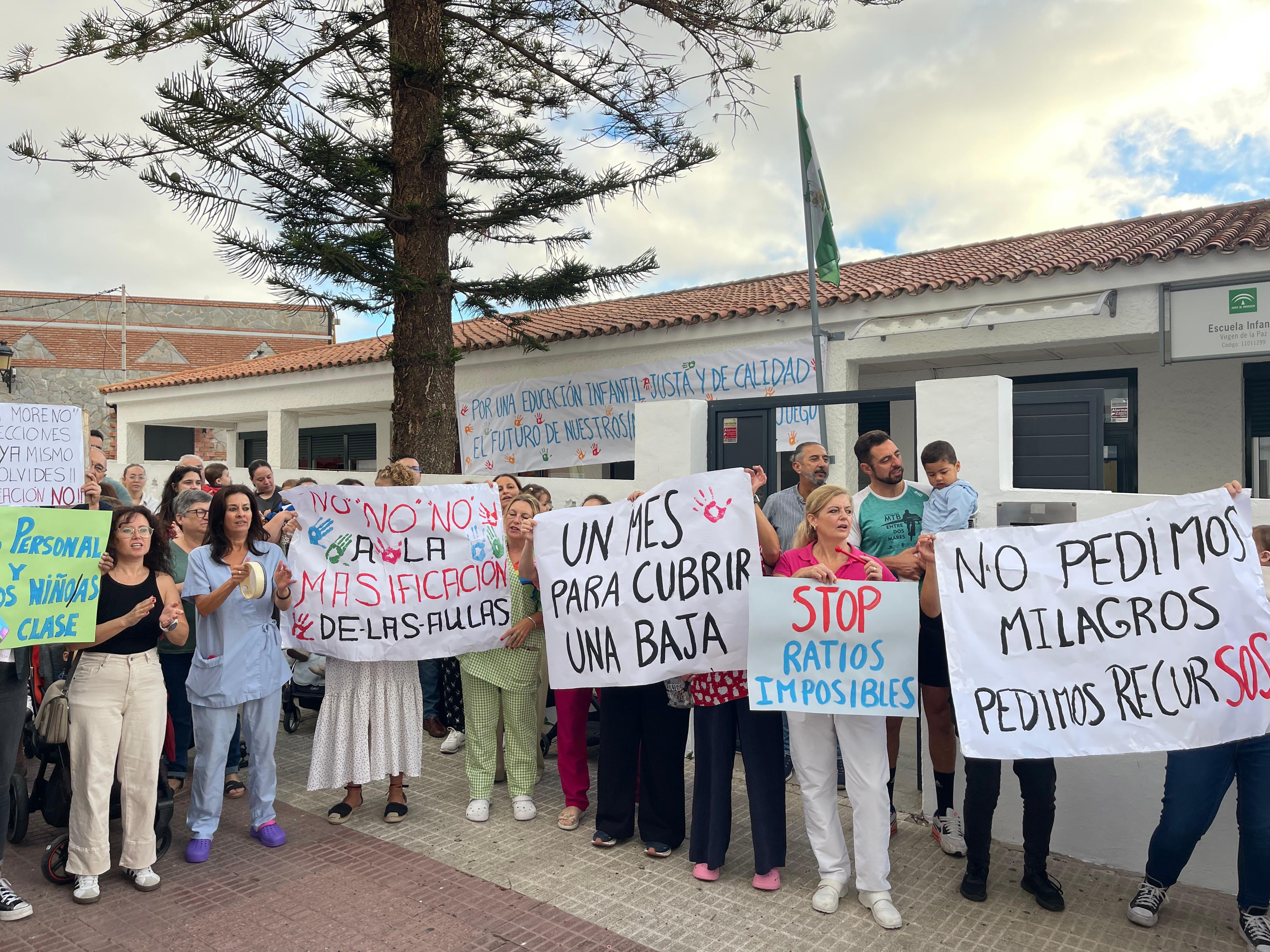 Los Barrios dice basta a la "masificación" en las escuelas infantiles. Protesta en la escuela infantil Virgen de la Paz. Foto: S.F. / 8Directo