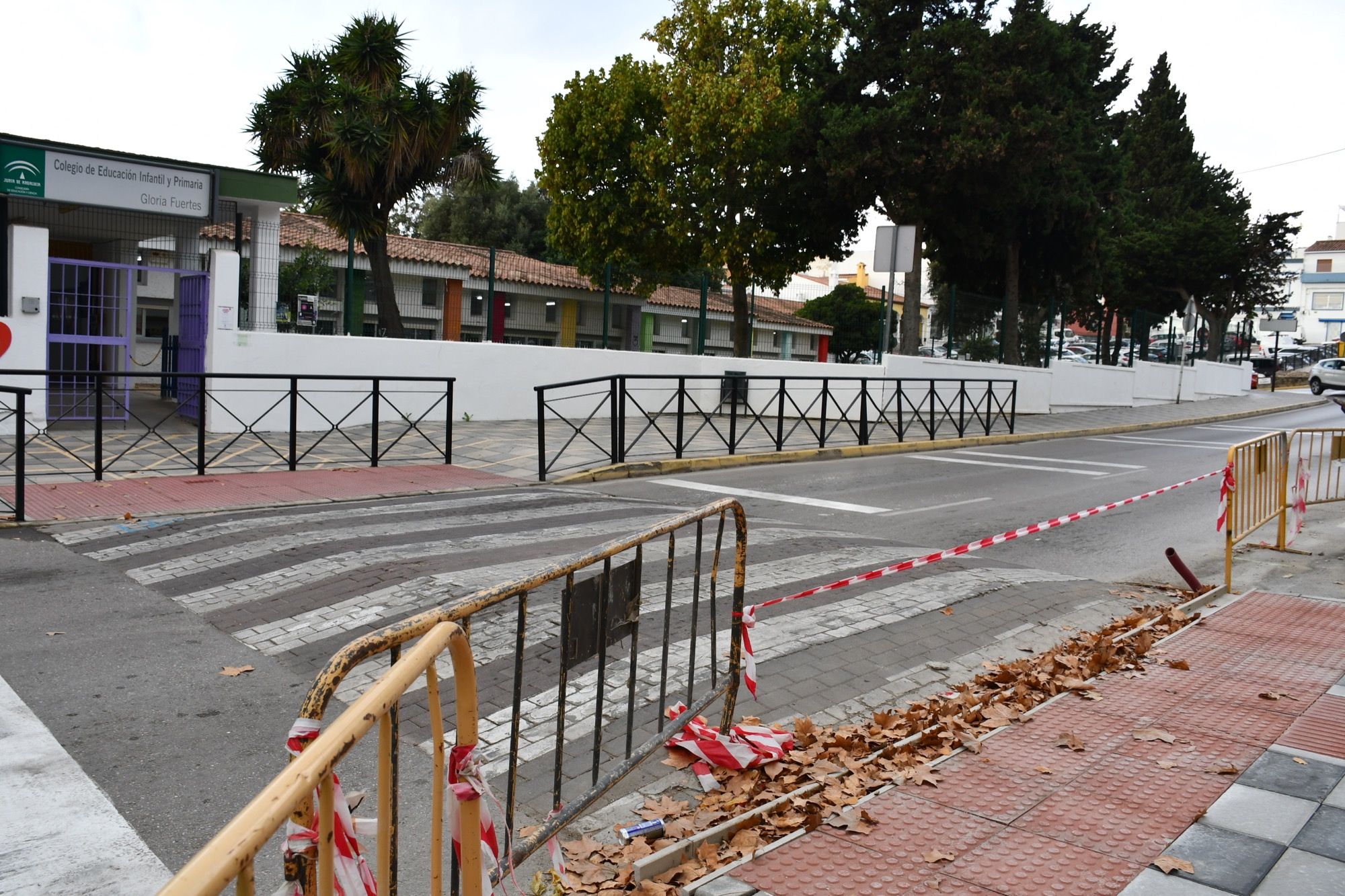 Actuación de acerado en la puerta del colegio Gloria Fuertes, en Pueblo Nuevo. San Roque invierte más de 300.000 euros en el plan de acerado de 2025