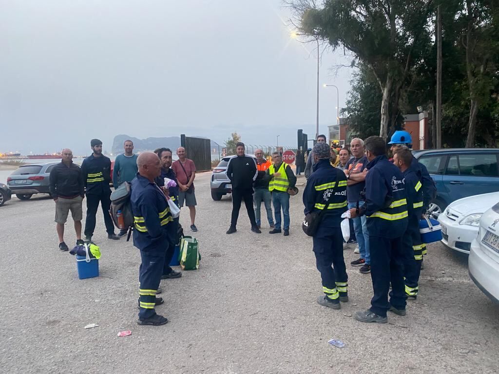 Trabajadores de METALOX durante la reunión con UGT-FICA