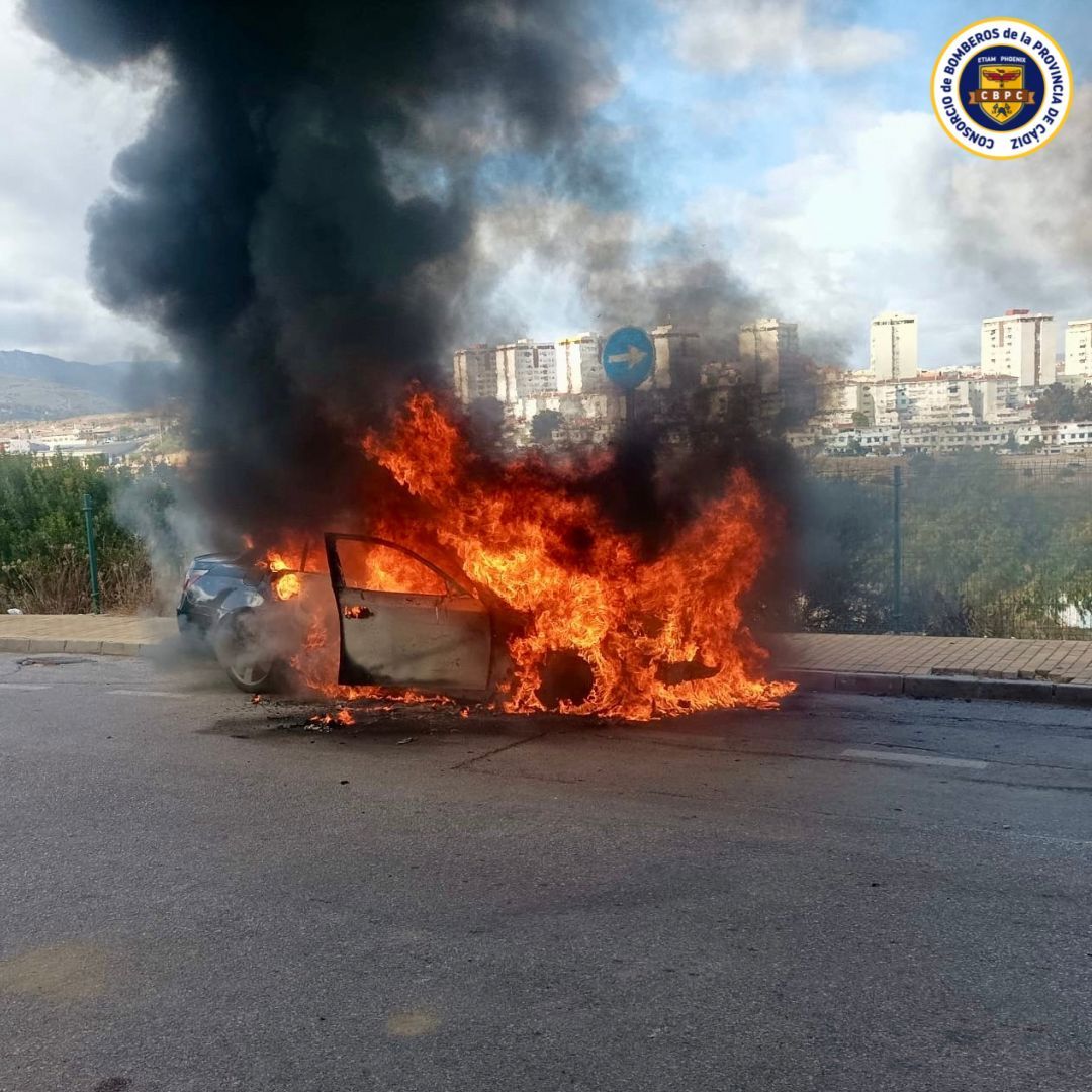 Calcinado un vehículo en la urbanización Sotorebolo de Algeciras