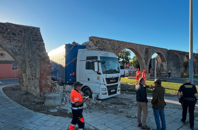 Un camión destroza uno de los emblemáticos arcos del Cobre en Algeciras. Foto: B.J. / 8Directo Un camión destroza uno de los emblemáticos arcos del Cobre en Algeciras. Foto: B.J. / 8Directo