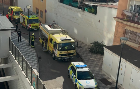 Bomberos actúan en un incendio de vivienda en la urbanización Parque del Estrecho Bomberos actúan en un incendio de vivienda en la urbanización Parque del Estrecho