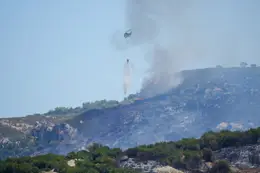 Medios aéreos en la zona quemada del fuego de Tarifa este mes de agosto