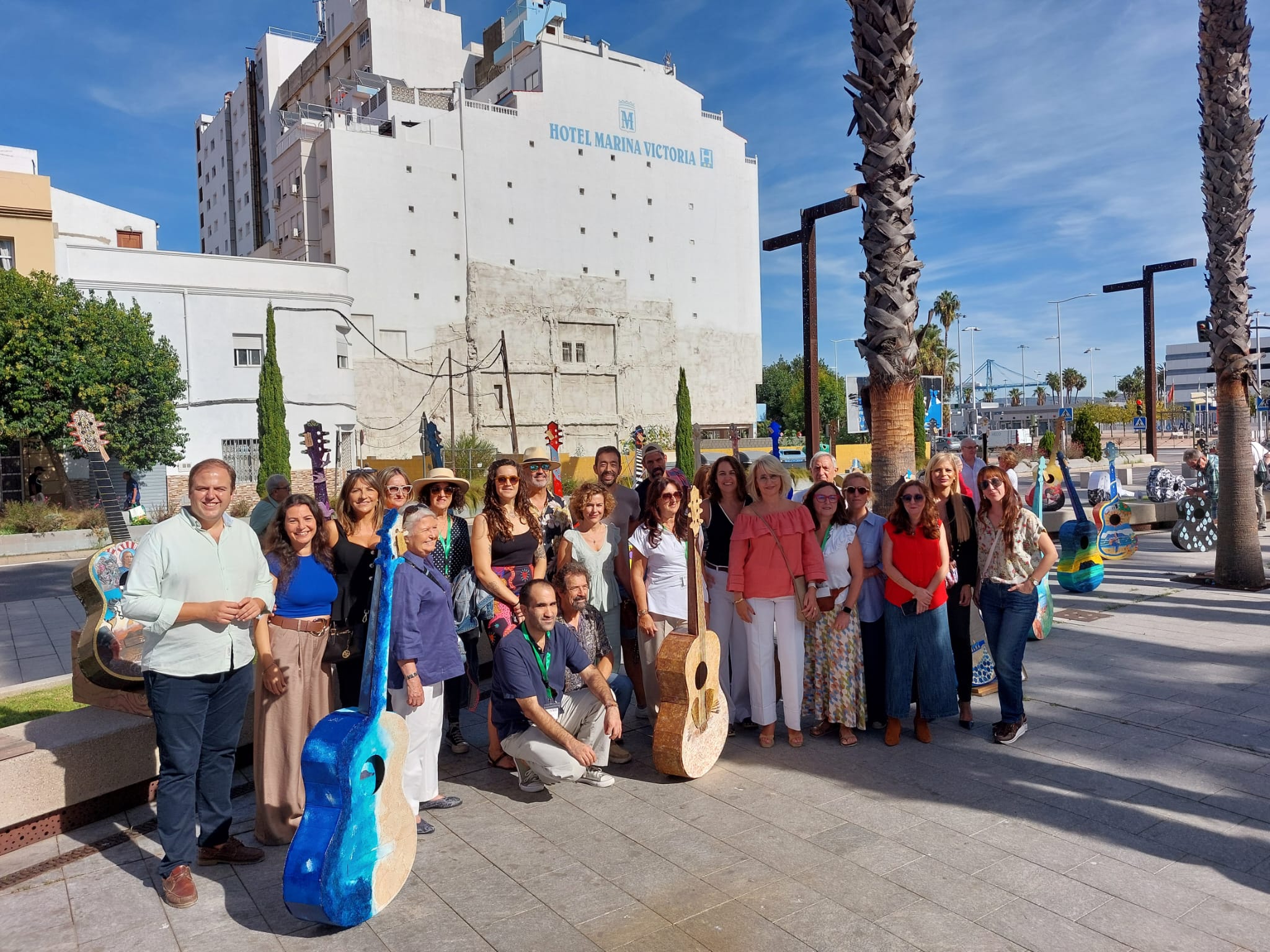 Pintor con los concejales y los artistas con las “Guitarras con alma” como fondo. En Algeciras, sábado 25 de octubre de 2025.