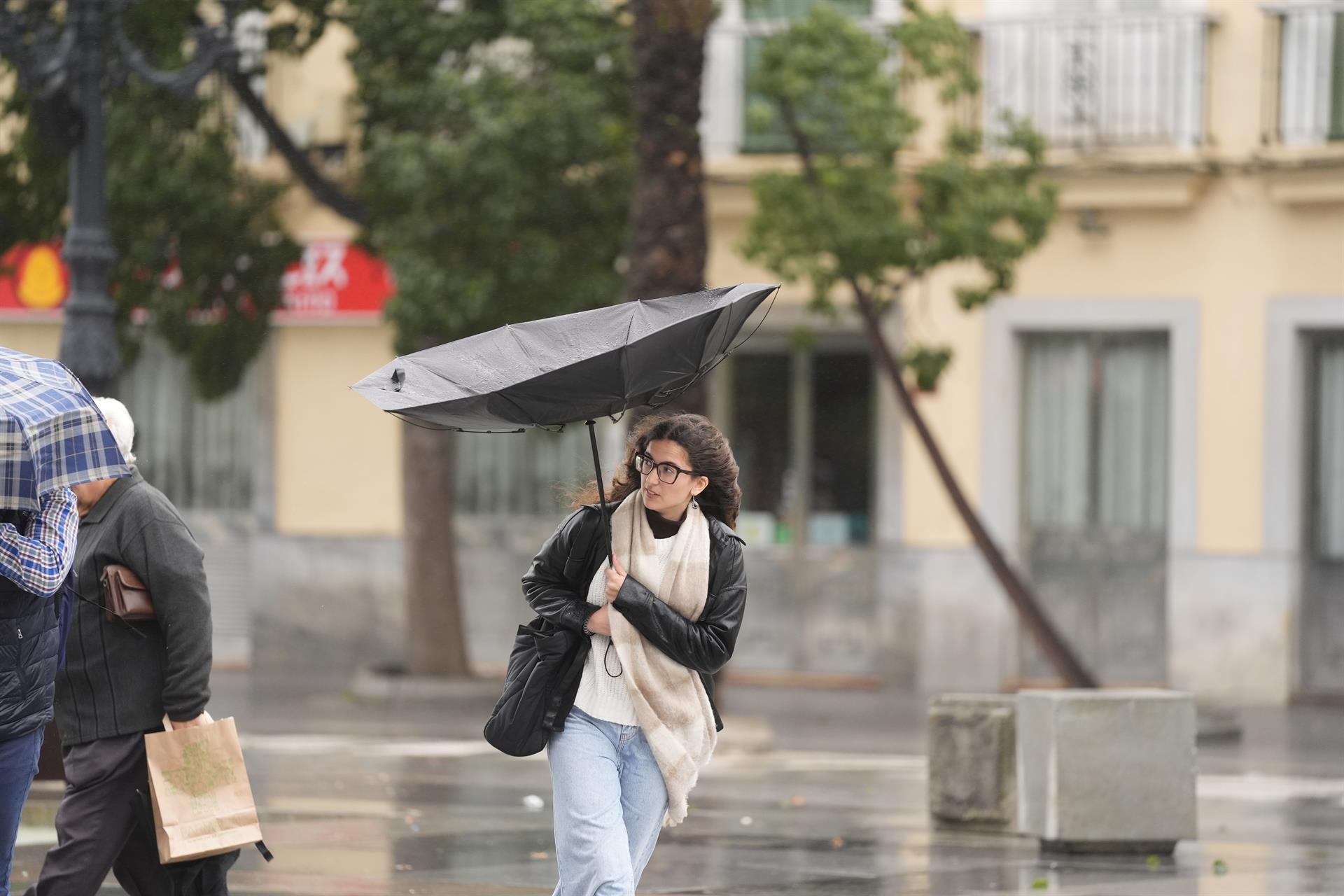 Archivo - Imagen de archivo de fuertes vientos y lluvias en Cádiz. - Joaquin Corchero - Europa Press - Archivo