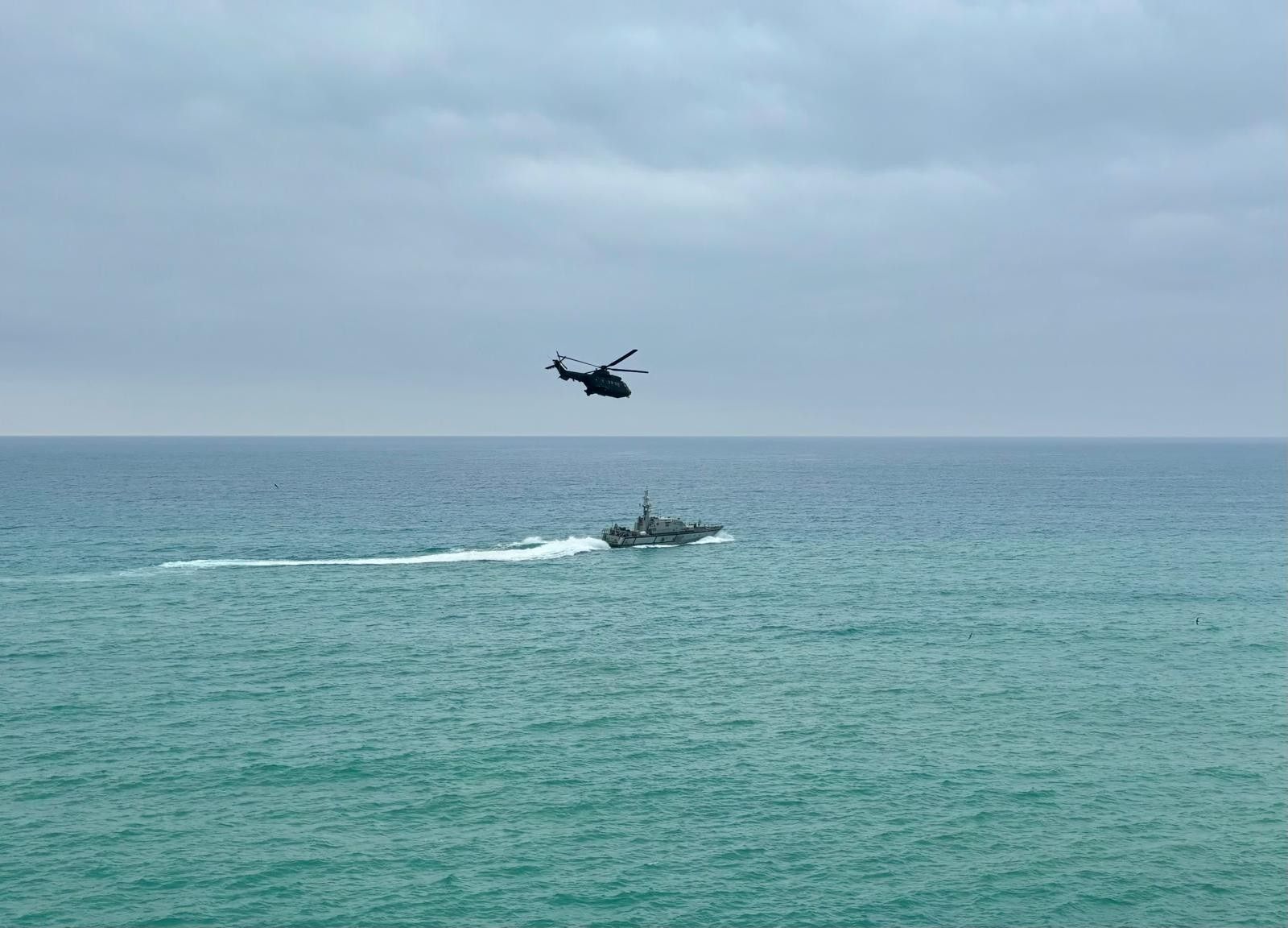 Landaluce: "No se entiende que haya roces entre la Royal Navy y la Armada Española". Foto: el patrullero 'Isla de León' realizando tareas de vigilancia en el Estrecho. EMAD.  Landaluce: "No se entiende que haya roces entre la Royal Navy y la Armada Española". Foto: el patrullero 'Isla de León' realizando tareas de vigilancia en el Estrecho. EMAD.