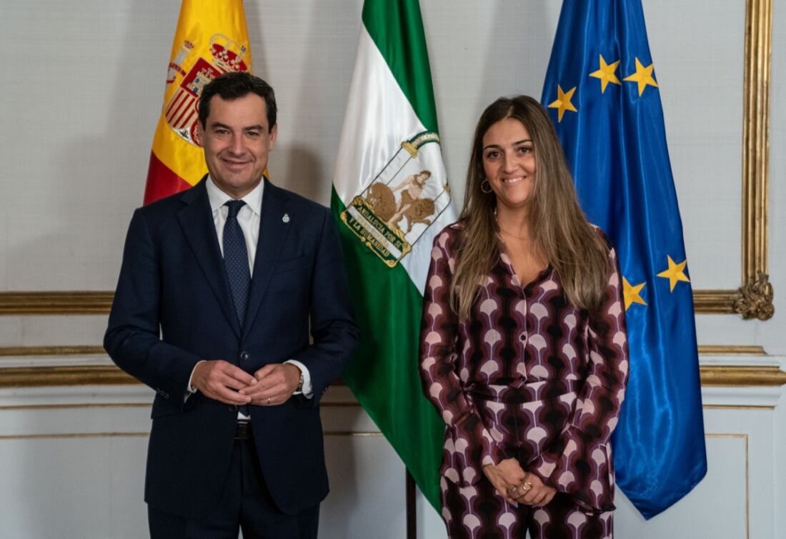 El presidente de la Junta de Andalucía, Juanma Moreno, y la presidenta de Nuevo Hogar Betania, Begoña Arana. La linense Begoña Arana, reconocida por la Junta en los Premios Andalucía +Social 