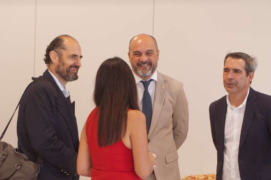 Charla entre representantes públicos.  Charla entre representantes públicos.