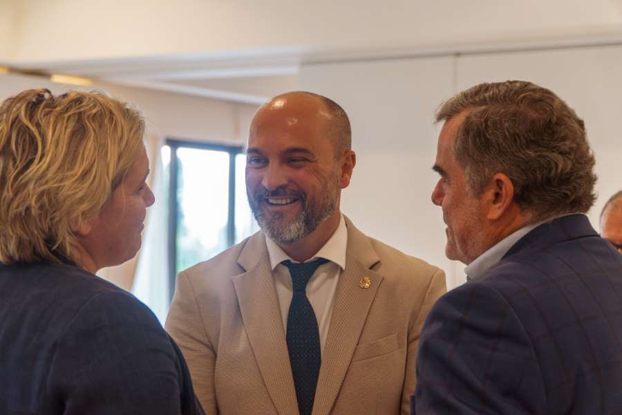 El alcalde de Los Barrios charla con los representantes de Grupo Barberán.  El alcalde de Los Barrios charla con los representantes de Grupo Barberán.