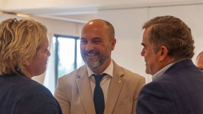 El alcalde de Los Barrios charla con los representantes de Grupo Barberán. 