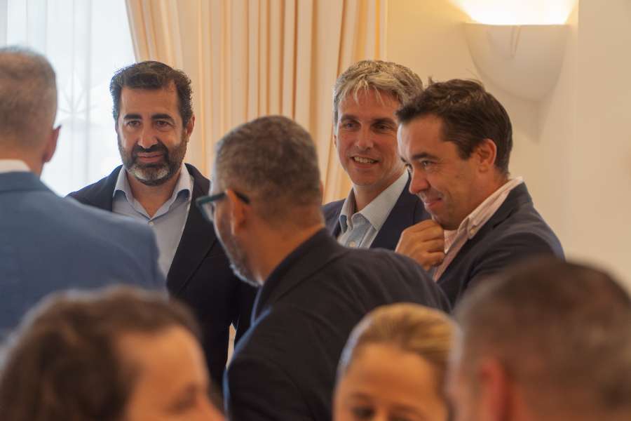 Asistentes charlan en los momentos previos al inicio del foro.  Asistentes charlan en los momentos previos al inicio del foro.