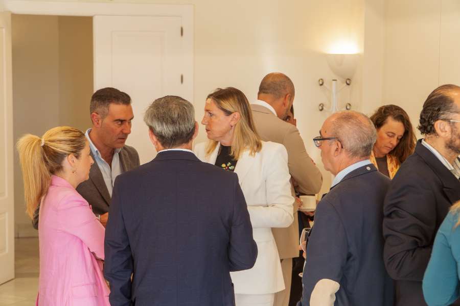 Representantes de Mancomunidad y Los Barrios conversan en el desayuno. Representantes de Mancomunidad y Los Barrios conversan en el desayuno.
