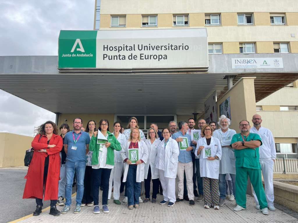 Sanitarios del Hospital Punta de Europa de Algeciras: "La agresión no es la solución". Foto: Sofía Furse.  Sanitarios del Hospital Punta de Europa de Algeciras: "La agresión no es la solución". Foto: Sofía Furse.