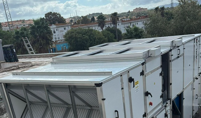 Los Barrios instala la nueva deshumectadora en la piscina cubierta, paso final antes de su reapertura Los Barrios instala la nueva deshumectadora en la piscina cubierta, paso final antes de su reapertura