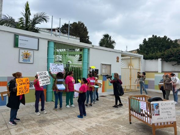 Imagen de la concentración en la Escuela Infantil Virgen de La Luz, en Tarifa. Foto: Patricia Cantero. Las Escuelas Infantiles de la comarca denuncian el aumento de ratios: "Cinco profesoras para 100 niños"