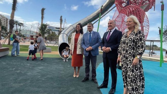 De izquierda a derecha: Yéssica Rodríguez (Urbanismo), Antonio Sanz (consejero de Presidencia), José Ignacio Landaluce (alcalde), Mercedes Colombo (Subdelegada Junta).| B.J.