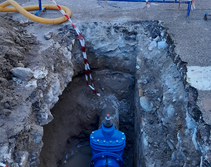 Imagen de archivo de unas obras en la red de Aqualia. Unas obras de Aqualia afectarán este miércoles al suministro de agua en algunas zonas de La Línea 