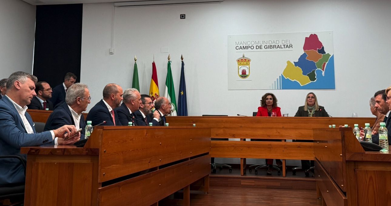 Montero firma con los alcaldes una subvención de 7,3 millones para impulsar la gestión del agua y la economía verde. Foto: Amparo Carmona. 