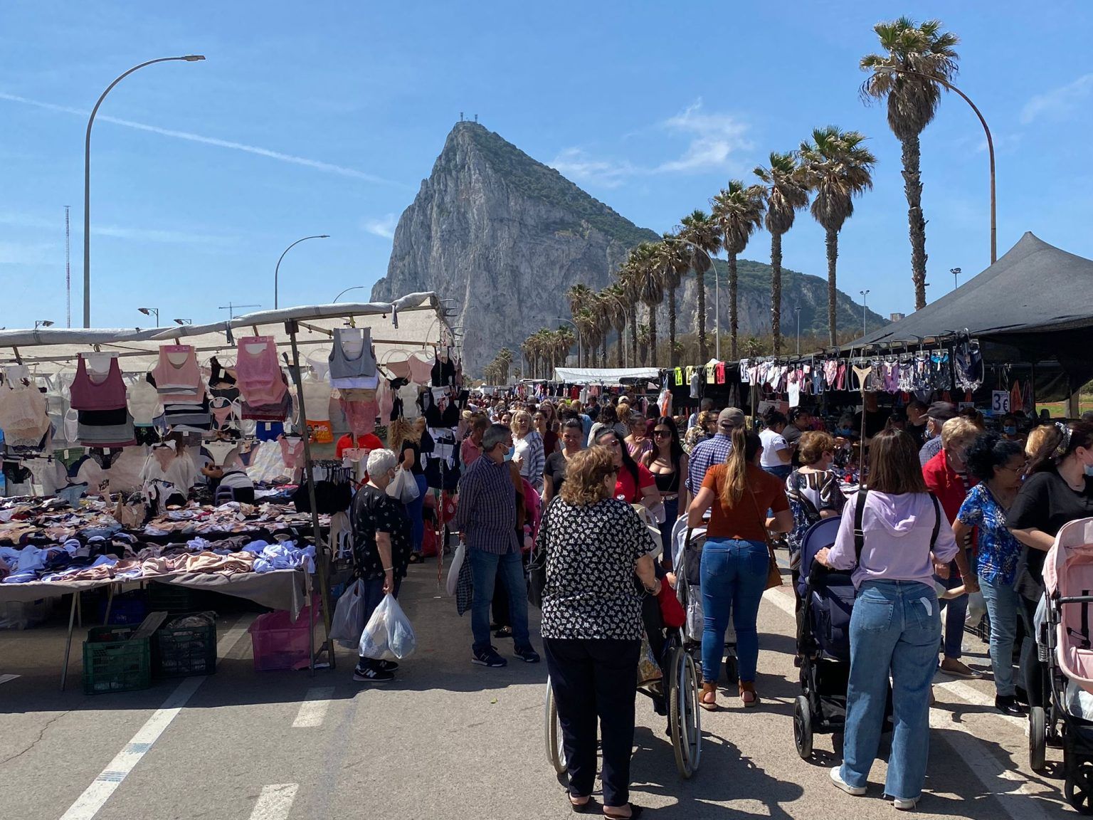 El mercadillo de La Línea suma once nuevos puestos para diversificar la oferta