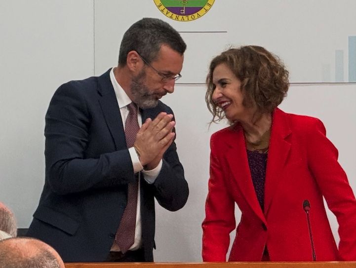 El alcalde de La Línea y María Jesús Montero. Titular: La ministra de Hacienda garantiza armonización fiscal con Gibraltar y ayudas para comerciantes. 