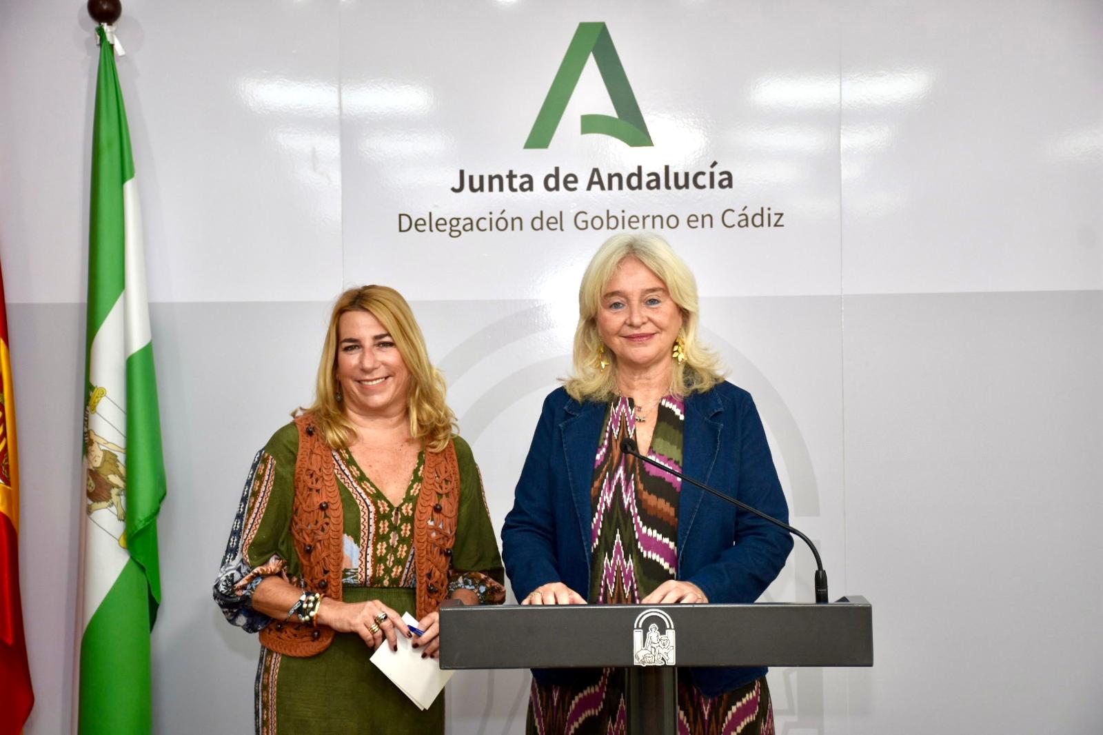 La delegada del Gobierno de la Junta de Andalucía en la provincia de Cádiz, Mercedes Colombo, acompañada de la delegada territorial de Industria, Energía y Minas, Inmaculada Olivero. 