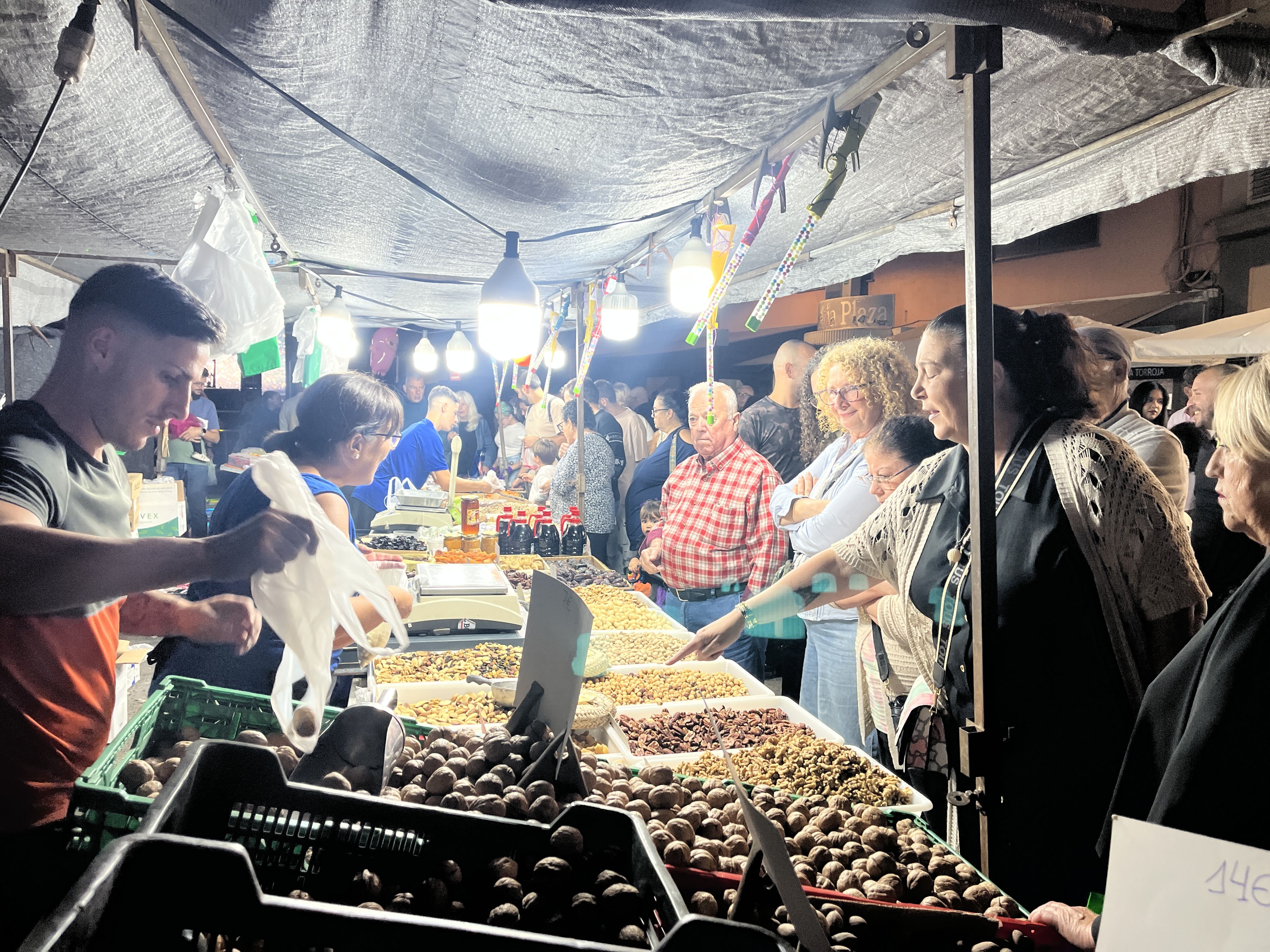 Cientos de algecireños llenan el centro para disfrutar de Halloween y Tosantos