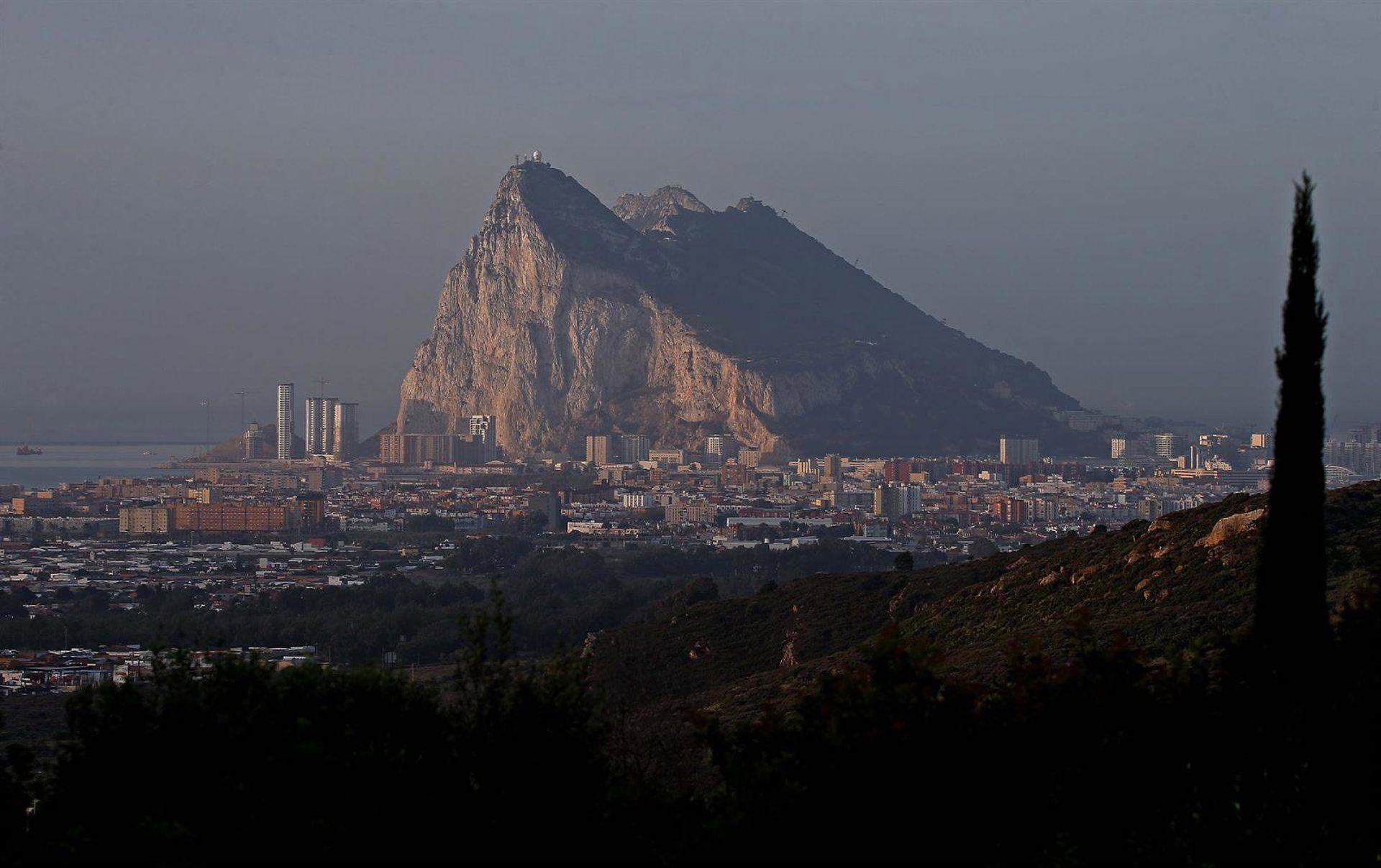 Archivo - Viviendas en La Línea con Gibraltar de fondo. - NONO RICO/EUROPA PRESS - Archivo. PP pregunta por el precio de la vivienda sin la Verja en Gibraltar y el Gobierno dice que depende del mercado